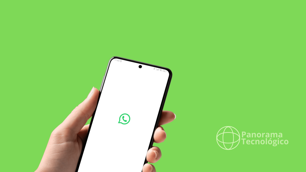 Mão segurando um smartphone com o logotipo do WhatsApp exibido na tela, sobre um fundo verde vibrante. No canto inferior direito, aparece o logotipo e o texto 'Panorama Tecnológico', indicando possível relação com conteúdo de tecnologia.
