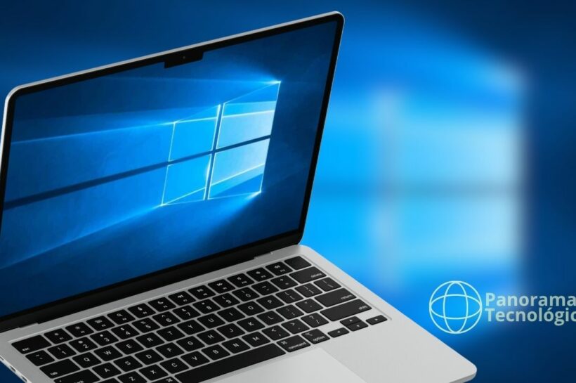 Notebook moderno exibindo a tela inicial do sistema operacional Windows 10, com fundo azul e logotipo iluminado ao centro. Ao lado direito, aparece o texto 'Panorama Tecnológico' acompanhado de um ícone circular semelhante a um globo, com o logotipo do Windows desfocado ao fundo.