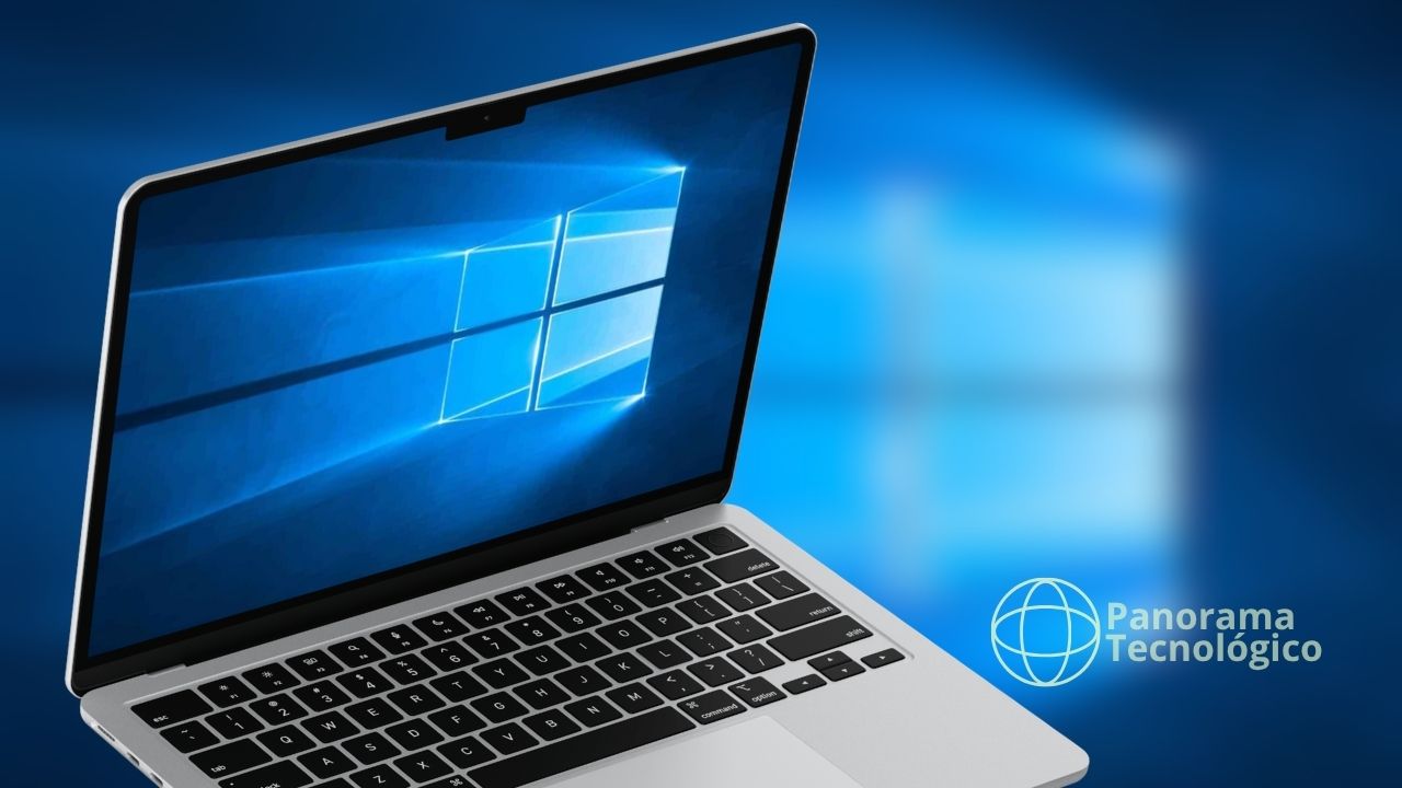 Notebook moderno exibindo a tela inicial do sistema operacional Windows 10, com fundo azul e logotipo iluminado ao centro. Ao lado direito, aparece o texto 'Panorama Tecnológico' acompanhado de um ícone circular semelhante a um globo, com o logotipo do Windows desfocado ao fundo.