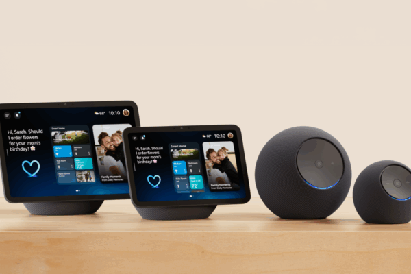 Amazon apresenta novos dispositivos Alexa preparados para IA Conjunto dos novos dispositivos inteligentes da Amazon exibidos sobre uma superfície de madeira com fundo neutro. Inclui os modelos Echo Dot Max, Echo Studio (2ª geração), Echo Show 8 (4ª geração) e Echo Show 11, todos com design moderno e integração com Alexa+. Os displays inteligentes mostram informações personalizadas como previsão do tempo, eventos do calendário e uma mensagem interativa, enquanto os alto-falantes esféricos exibem um anel azul iluminado indicando atividade. Créditos: Amazon divulgação.