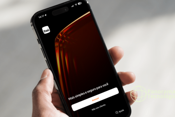 Pessoa segurando um smartphone com o aplicativo do Itaú aberto na tela inicial, exibindo o logotipo do banco, a frase ‘Mais simples e seguro para você’ e o botão ‘Acessar’, em um ambiente com fundo desfocado