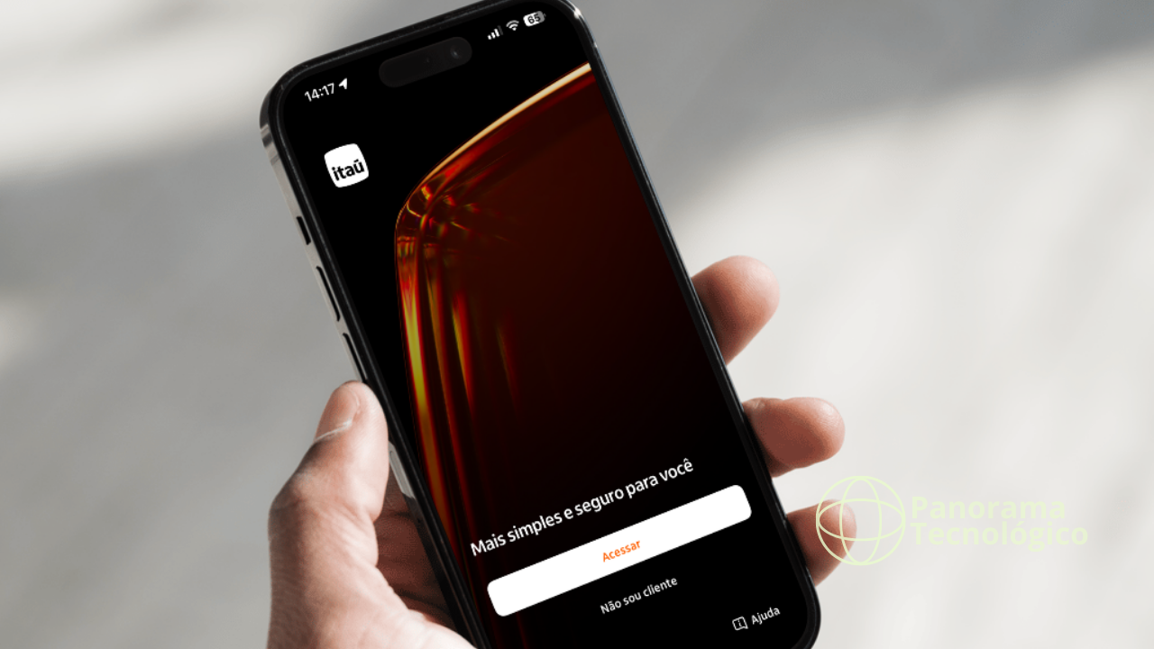 Pessoa segurando um smartphone com o aplicativo do Itaú aberto na tela inicial, exibindo o logotipo do banco, a frase ‘Mais simples e seguro para você’ e o botão ‘Acessar’, em um ambiente com fundo desfocado