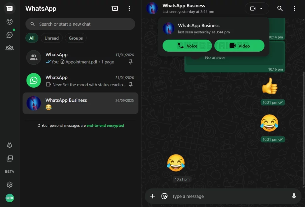 Interface do WhatsApp Web em modo escuro exibindo a lista de conversas à esquerda e uma conversa do WhatsApp Business à direita, com destaque para a opção de iniciar chamadas de voz e vídeo diretamente pelo navegador, incluindo botões verdes de ‘Voice’ e ‘Video’ no topo da conversa. Créditos: WABetaInfo