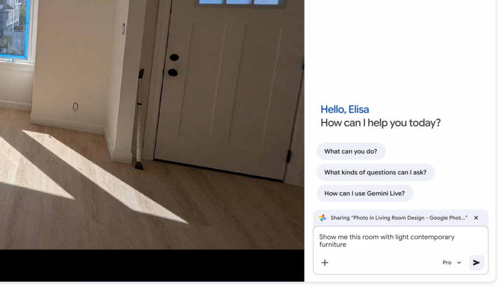 Captura de tela do Gemini Live exibida ao lado de uma foto de um ambiente interno com porta branca, piso de madeira e luz solar entrando pela janela; na interface, aparece a mensagem ‘Hello, Elisa. How can I help you today?’ e um campo de comando com o texto solicitando para mostrar o cômodo com mobiliário contemporâneo claro. Créditos: Google divulgação.