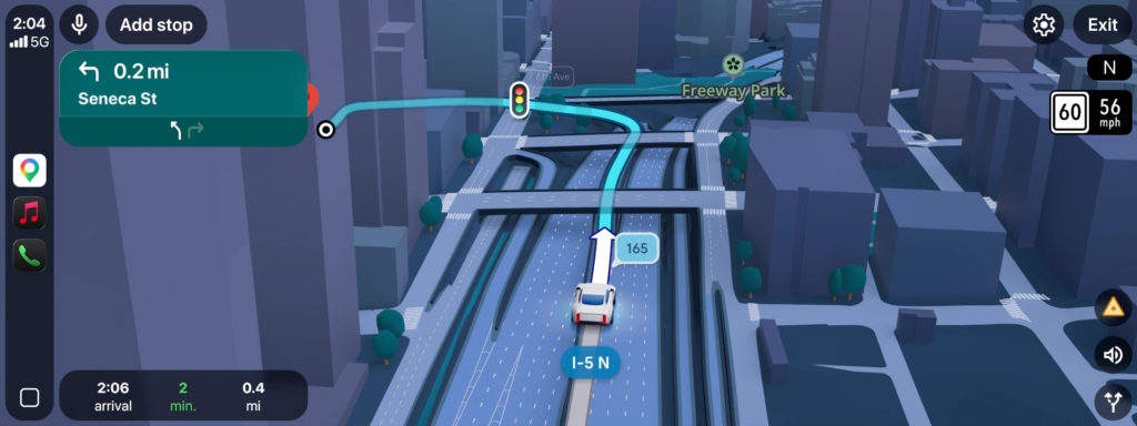 Interface do Google Maps exibindo o recurso de navegação imersiva em 3D, com visualização detalhada de prédios, ruas e vias elevadas enquanto um carro segue pela rota na rodovia I-5 North, com instrução de conversão próxima para Seneca Street e indicadores de velocidade e semáforo na tela. Créditos: Google divulgação.