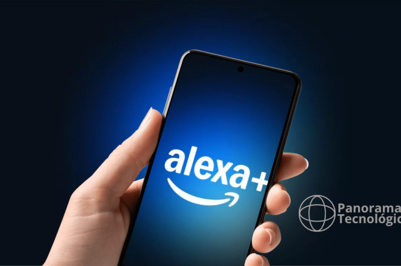 Mão segurando um smartphone com a logomarca Alexa+ exibida na tela, destacando a nova geração da assistente virtual da Amazon com recursos avançados de inteligência artificial. O aparelho aparece sobre um fundo azul escuro com efeito de iluminação, acompanhado da marca Panorama Tecnológico no canto inferior direito. Créditos: Panorama Tecnológico.