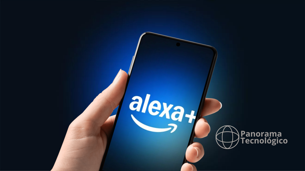 Mão segurando um smartphone com a logomarca Alexa+ exibida na tela, destacando a nova geração da assistente virtual da Amazon com recursos avançados de inteligência artificial. O aparelho aparece sobre um fundo azul escuro com efeito de iluminação, acompanhado da marca Panorama Tecnológico no canto inferior direito. Créditos: Panorama Tecnológico.