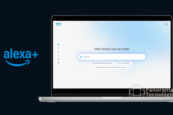 Notebook exibindo a interface web da Alexa+ em tela cheia, com barra de comandos para conversar com a assistente virtual, atalhos para tarefas e menu lateral de navegação. À esquerda, a logomarca Alexa+ aparece em destaque sobre um fundo azul escuro, reforçando a disponibilidade da plataforma para uso em navegadores. A imagem também exibe a marca Panorama Tecnológico no canto inferior direito. Créditos: Panorama Tecnológico.