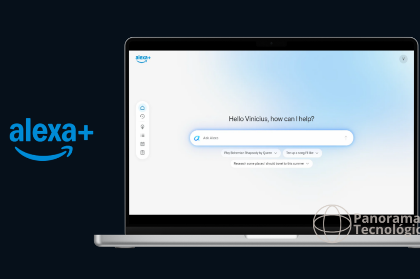 Notebook exibindo a interface web da Alexa+ em tela cheia, com barra de comandos para conversar com a assistente virtual, atalhos para tarefas e menu lateral de navegação. À esquerda, a logomarca Alexa+ aparece em destaque sobre um fundo azul escuro, reforçando a disponibilidade da plataforma para uso em navegadores. A imagem também exibe a marca Panorama Tecnológico no canto inferior direito. Créditos: Panorama Tecnológico.