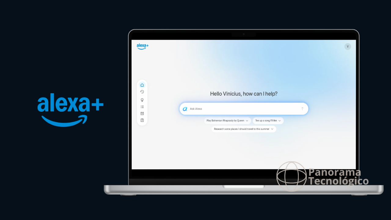 Notebook exibindo a interface web da Alexa+ em tela cheia, com barra de comandos para conversar com a assistente virtual, atalhos para tarefas e menu lateral de navegação. À esquerda, a logomarca Alexa+ aparece em destaque sobre um fundo azul escuro, reforçando a disponibilidade da plataforma para uso em navegadores. A imagem também exibe a marca Panorama Tecnológico no canto inferior direito. Créditos: Panorama Tecnológico.